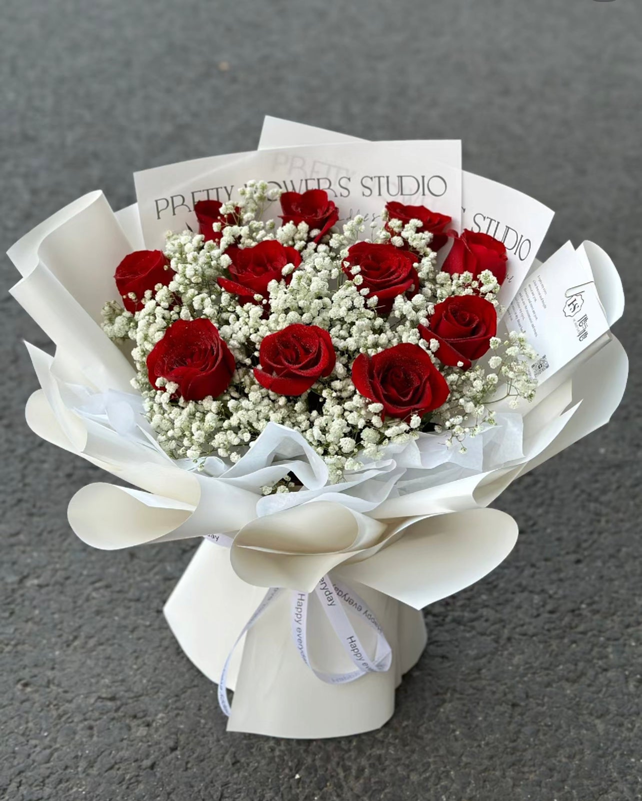 Classic 11 Stalks Roses With Baby' Breathe